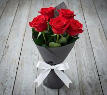 Букет 5 Красных роз Эдлесс Лав в Агирише