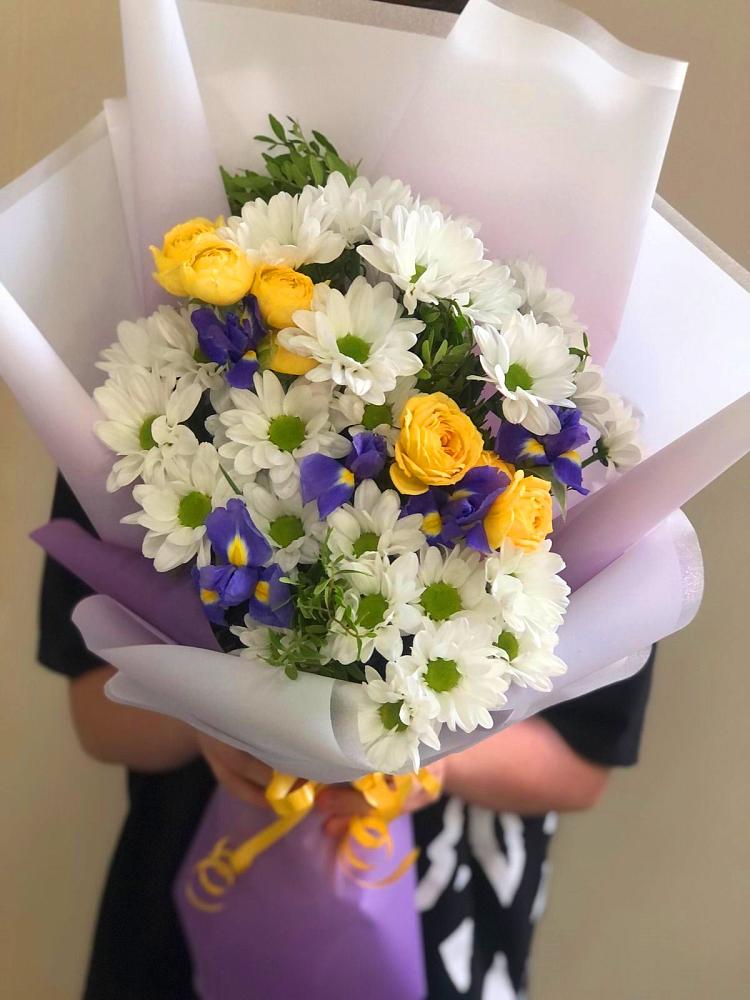 Букет цветов из: Ирисы, Хризантемы и Розы в Агирише
