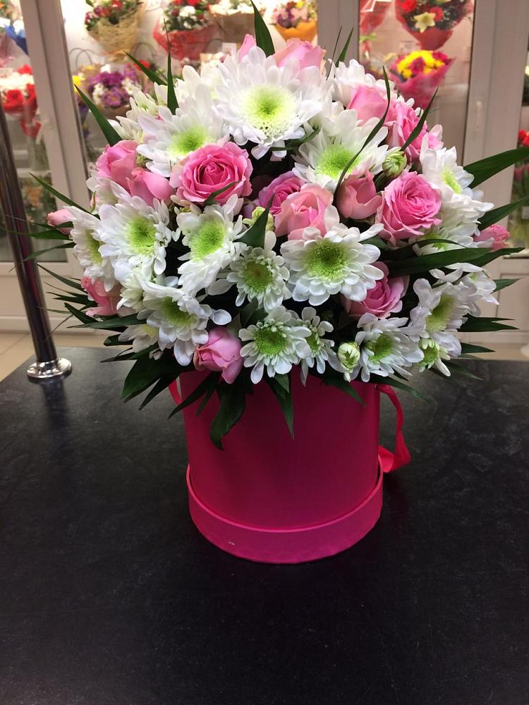 Цветочная композиция из Розы и Хризантемы в шляпной коробке в Агирише