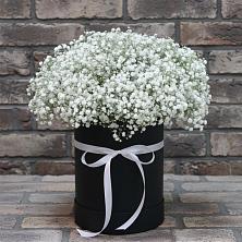 Цветочная композиция из Гипсофила в шляпной коробке в Агирише
