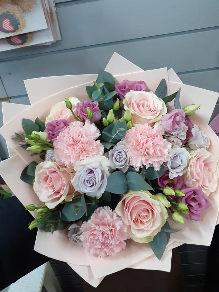 Букет цветов из: Розы, Гвоздики и Лизиантусы в Агирише