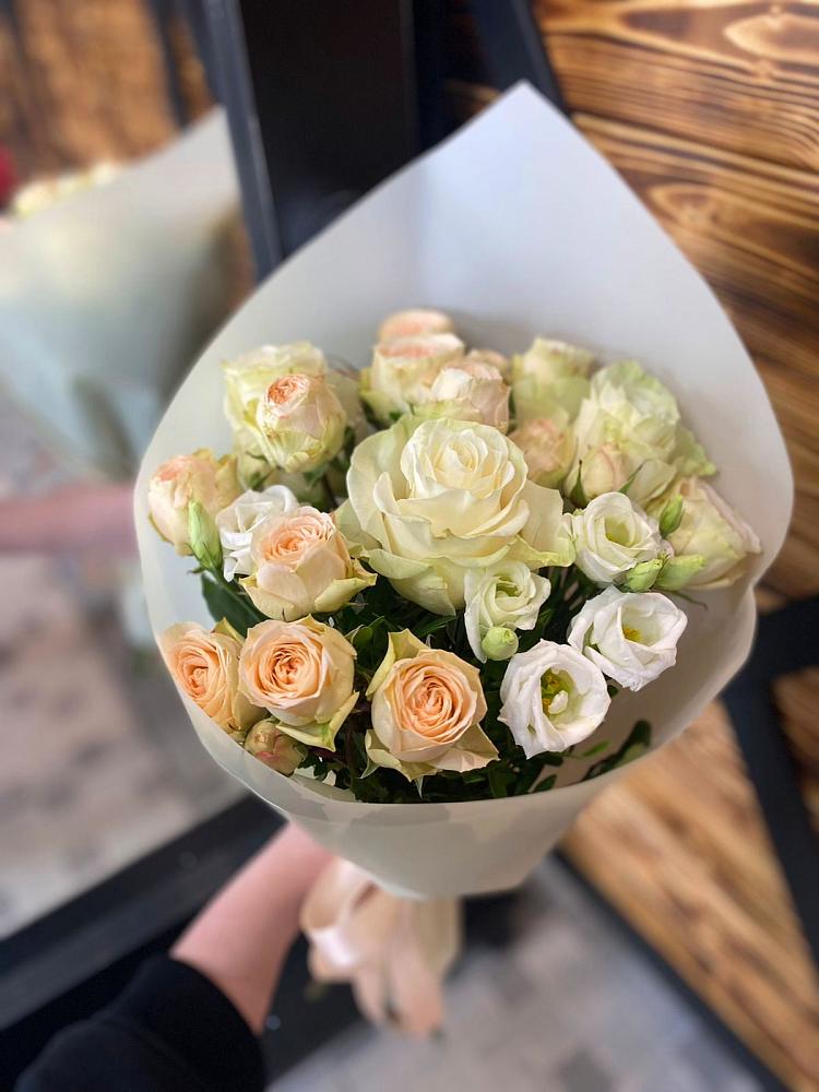 Букет цветов из: Розы и Лизиантусы в Агирише